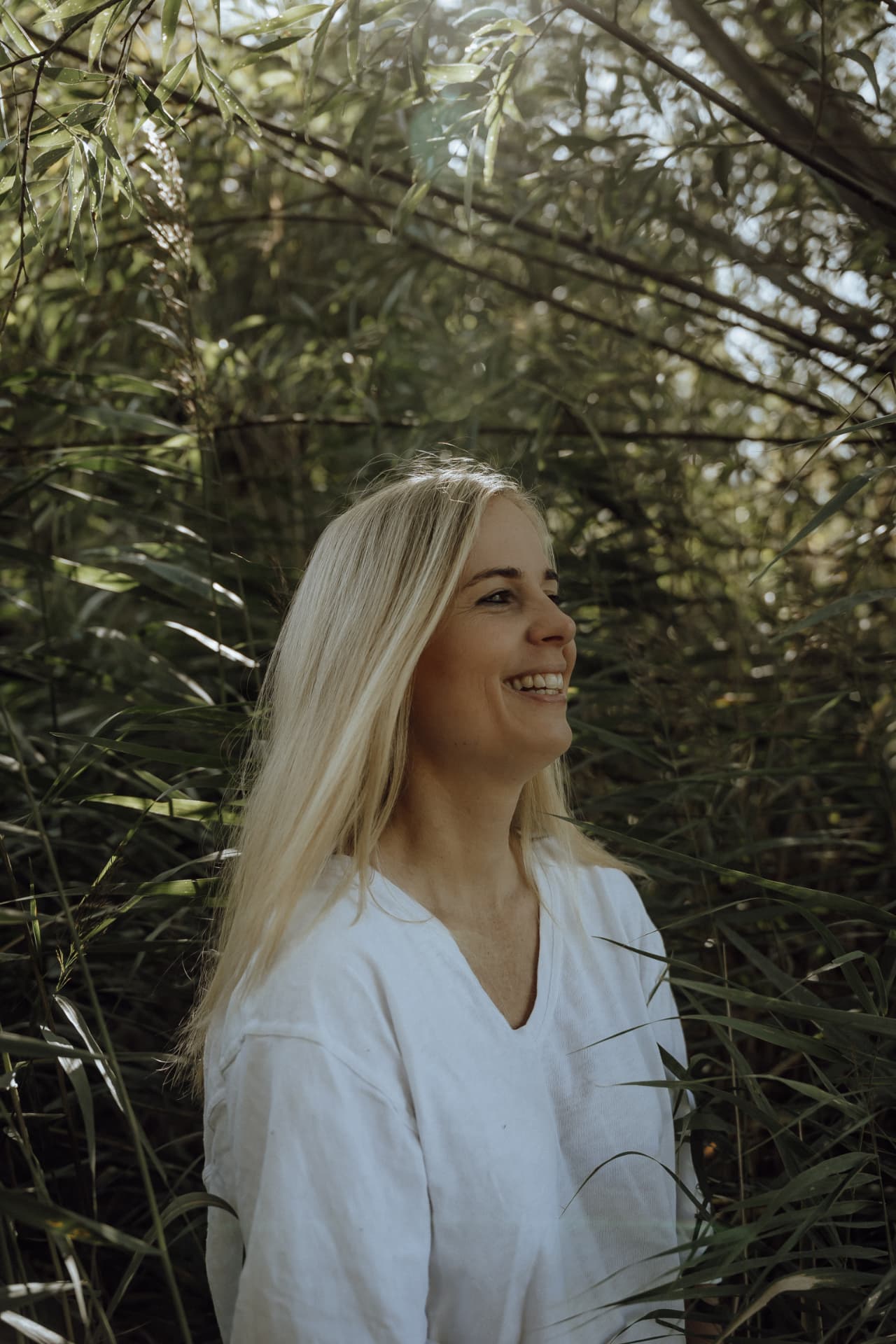 Berber van der Meer in een witte blouse tussen het groen